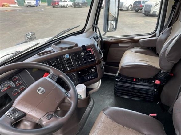 2018 VOLVO VNL64T670 8027411905